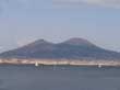 Vai a vederre la fotom del porto di Napoli e sullo sfondo il vesuvio